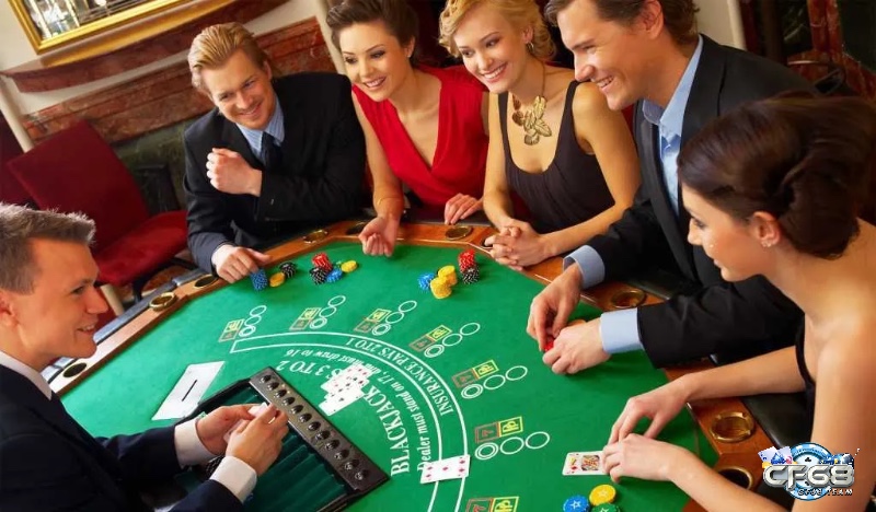 Casino offline mang đến trải nghiệm chân thực với âm thanh, ánh sáng và tương tác trực tiếp cùng dealer và người chơi khác