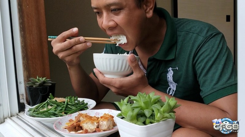 Mơ thấy ăn cơm một mình là dấu hiệu bạn đang cảm thấy cô đơn