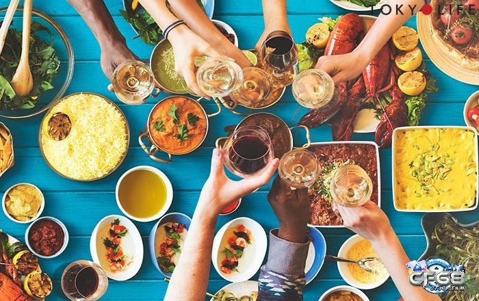 Mơ thấy ăn cơm với bạn bè báo hiệu một cơ hội mới trong công việc